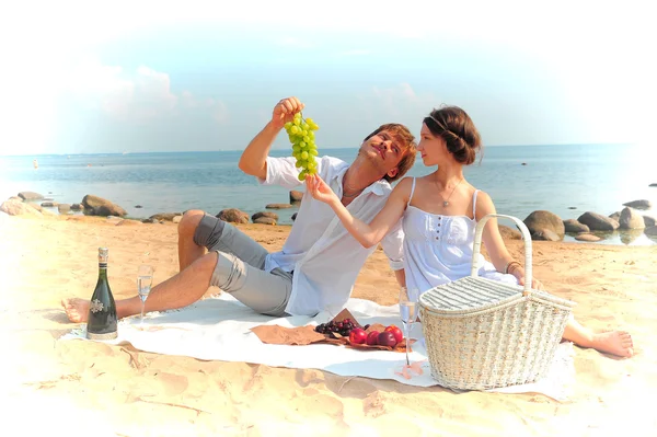 Молодая романтическая пара на пляже — стоковое фото
