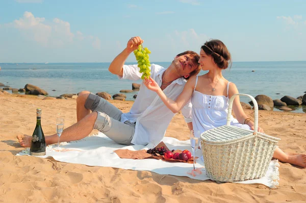 Młoda para romantyczny na plaży — Zdjęcie stockowe