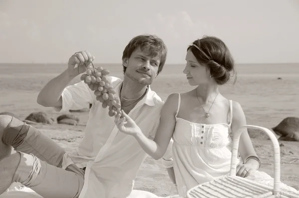 Kumsalda genç Romantik Çift — Stok fotoğraf