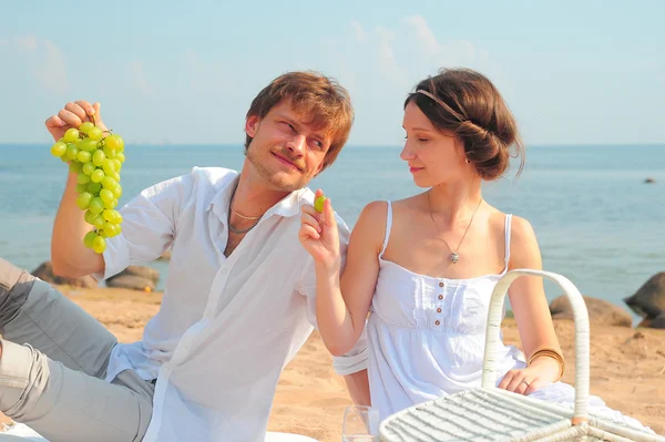 Młoda para romantyczny na plaży — Zdjęcie stockowe