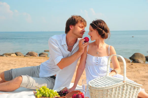 Jovem casal romântico na praia — Fotografia de Stock