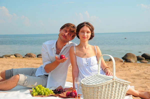 Joven pareja romántica en la playa —  Fotos de Stock
