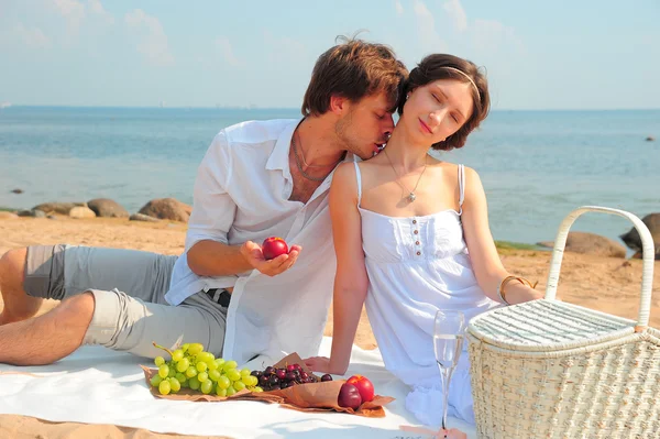 Jeune couple romantique sur la plage — Photo