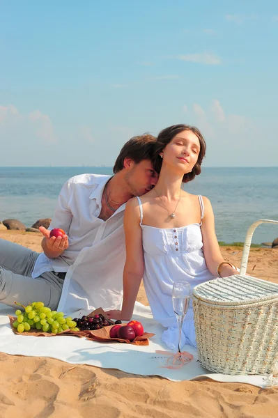 在海滩上的年轻浪漫情侣 — 图库照片