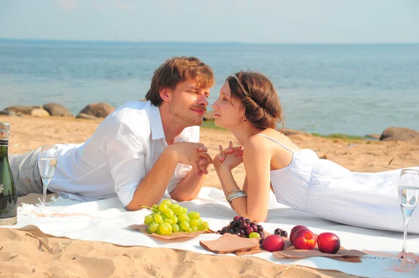 Jonge romantisch paar op het strand — Stockfoto