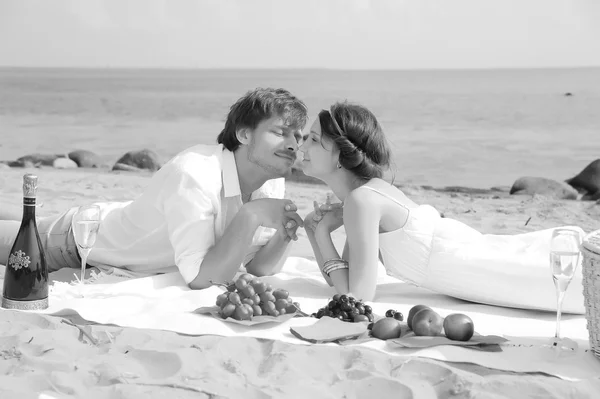Joven pareja romántica en la playa — Foto de Stock