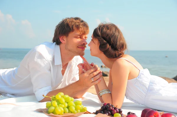 Giovane coppia romantica sulla spiaggia — Foto Stock