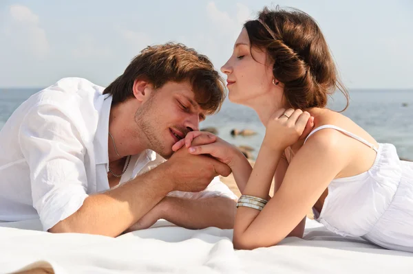 Giovane coppia romantica sulla spiaggia — Foto Stock