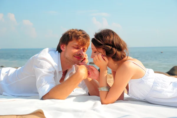 Unga romantiska par på stranden — Stockfoto