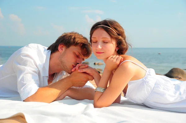 Joven pareja romántica en la playa — Foto de Stock
