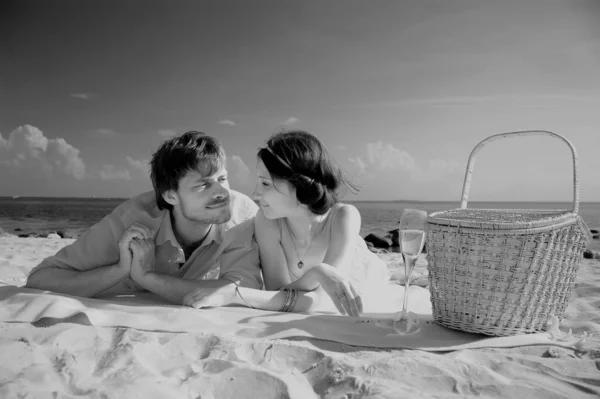 Kumsalda genç Romantik Çift — Stok fotoğraf