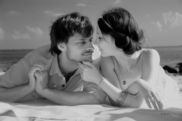 Молодая романтическая пара на пляже — стоковое фото