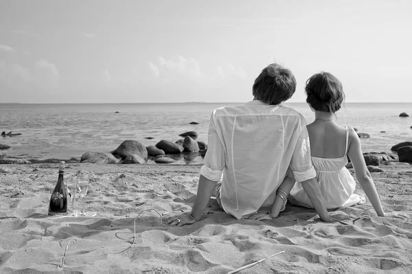 Fiatal romantikus pár a strandon — Stock Fotó
