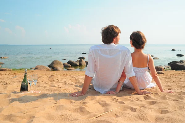 在海滩上的年轻浪漫情侣 — 图库照片