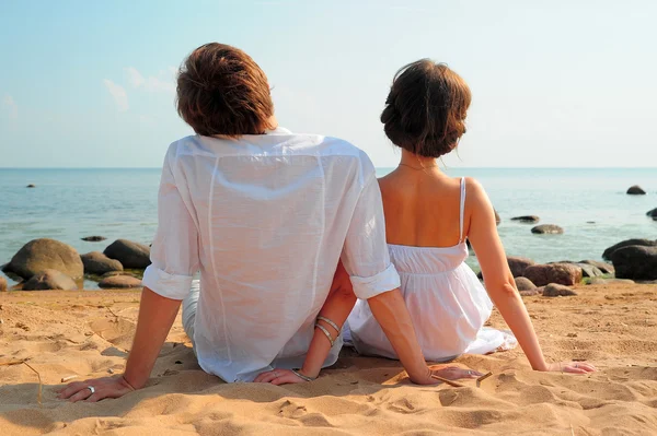 Jeune couple romantique sur la plage — Photo