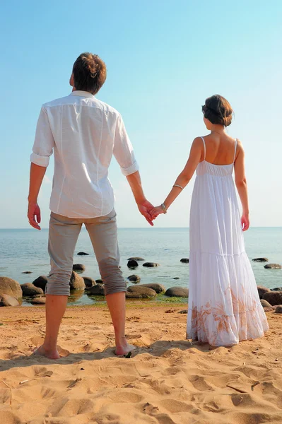 Mladý pár se drží za ruce — Stock fotografie