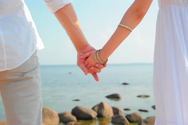 Giovane coppia mano nella mano — Foto Stock