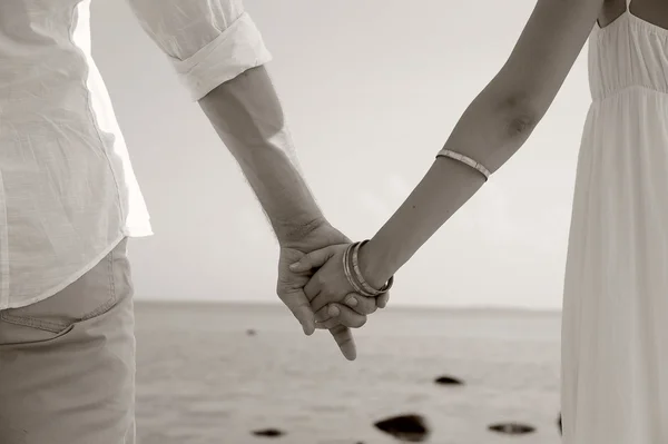 Joven pareja sosteniendo las manos — Foto de Stock