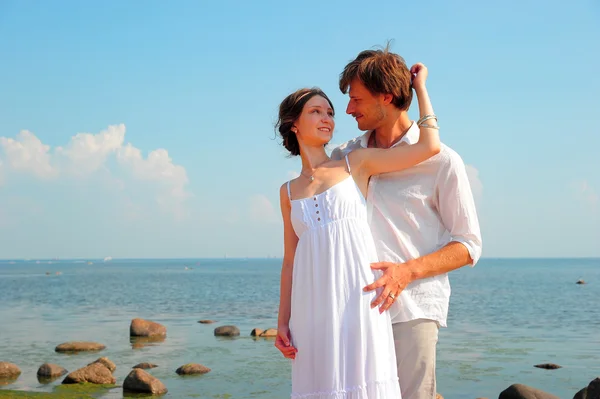 Feliz, jovem casal à beira-mar — Fotografia de Stock