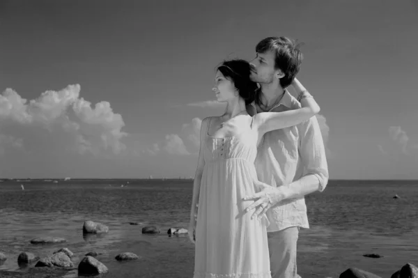 Šťastný, mladý pár na břehu moře — Stock fotografie