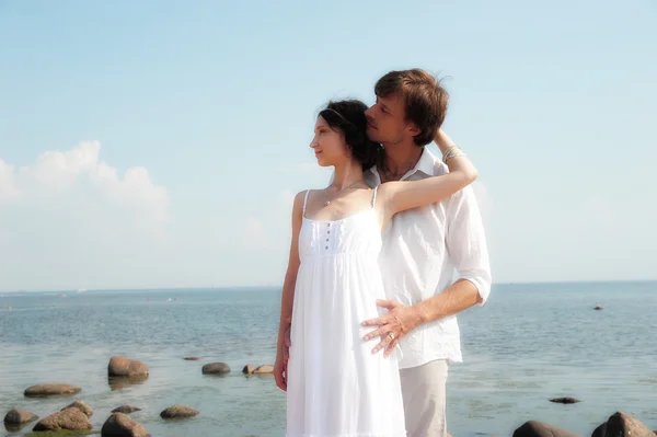 Heureux, jeune couple au bord de la mer — Photo