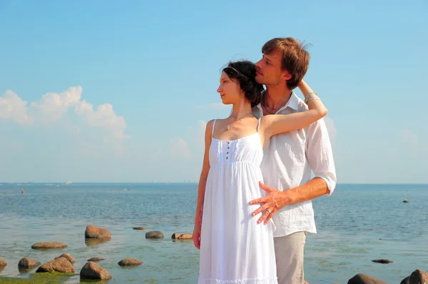 Feliz, joven pareja junto a la orilla del mar —  Fotos de Stock