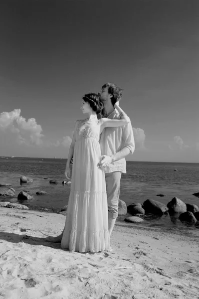 Šťastný, mladý pár na břehu moře — Stock fotografie