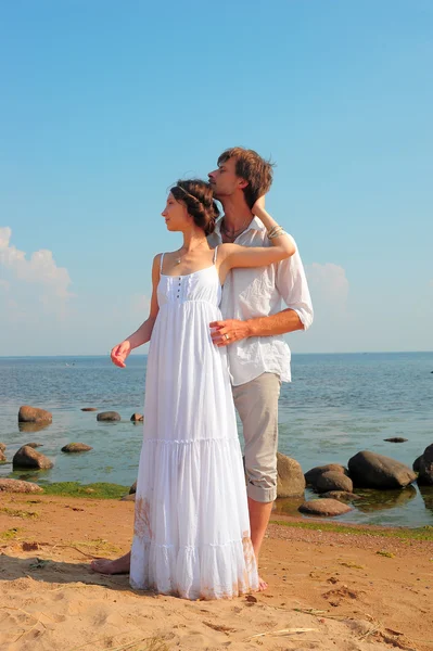 Feliz, jovem casal à beira-mar — Fotografia de Stock