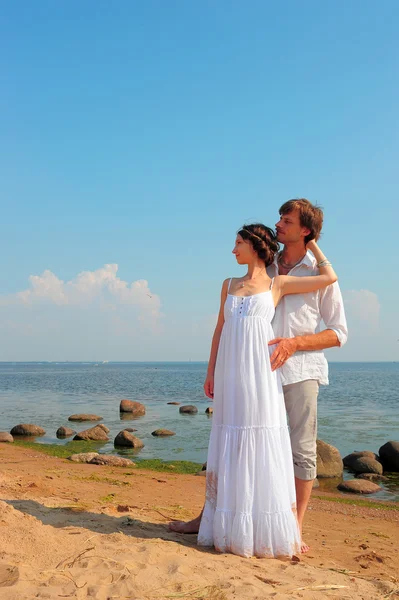 Casal feliz desfrutando de férias na praia — Fotografia de Stock