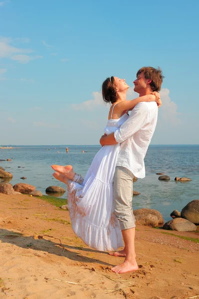 由海边的快乐、 年轻夫妇 — 图库照片