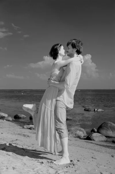 Egy pár csók, a strandon — Stock Fotó