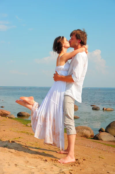 Счастливая пара, наслаждающаяся отдыхом на пляже — стоковое фото