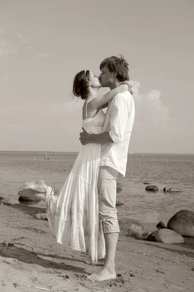 Пара целуется на пляже — стоковое фото
