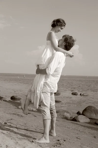 Una coppia si bacia sulla spiaggia — Foto Stock