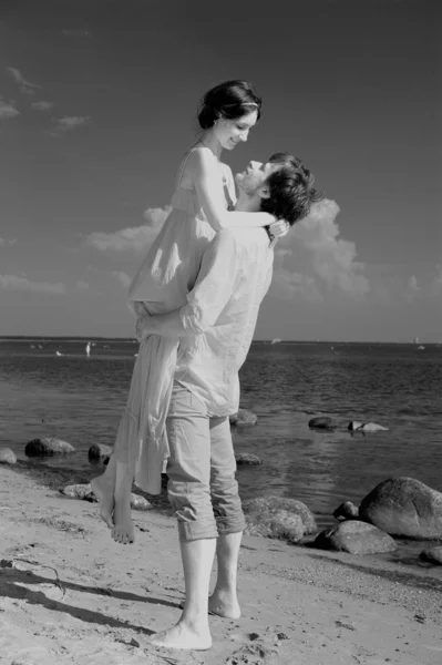 Ein Paar küsst sich am Strand — Stockfoto