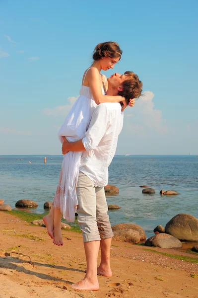 Casal feliz desfrutando de férias na praia — Fotografia de Stock