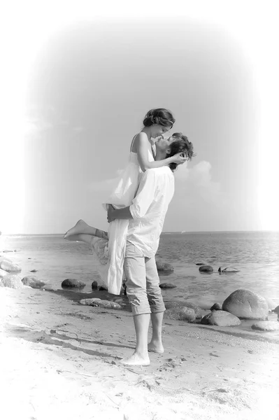 Un couple s'embrasse sur la plage — Photo