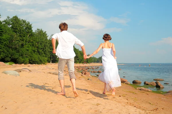 Молода романтична пара гуляє — стокове фото