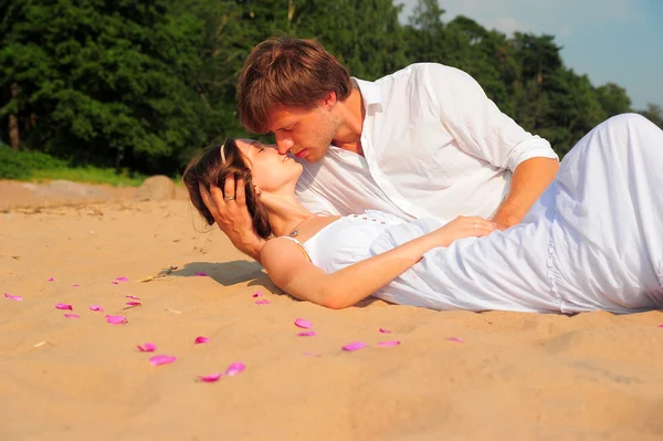 Egy pár csók, a strandon — Stock Fotó