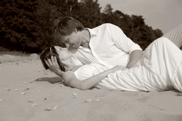 Una pareja se besa en la playa —  Fotos de Stock