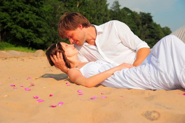Una pareja se besa en la playa — Foto de Stock