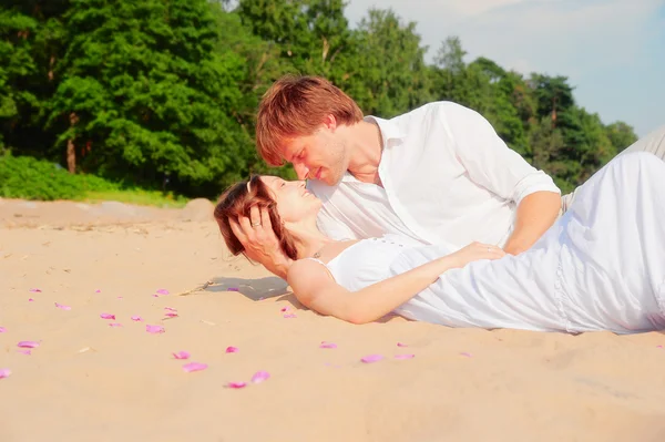 情侣在海滩上接吻 — 图库照片
