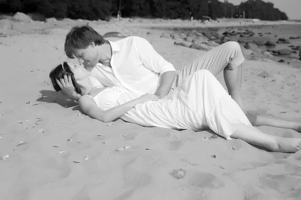 Пара целуется на пляже — стоковое фото