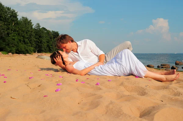 Una pareja se besa en la playa — Foto de Stock