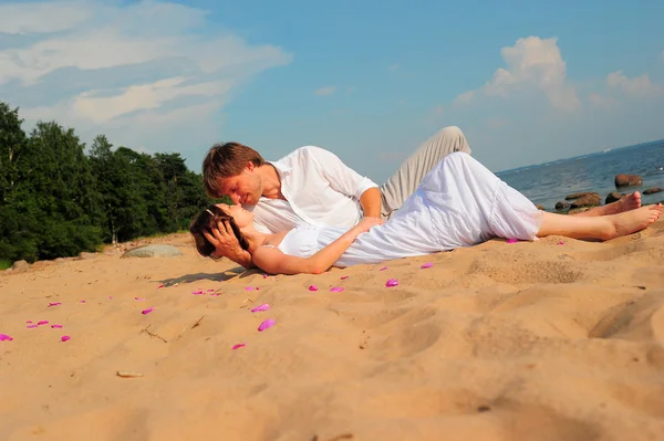 Um casal está se beijando na praia — Fotografia de Stock