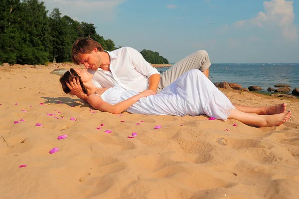 Ευτυχισμένο ζευγάρι παίζει στην παραλία — Φωτογραφία Αρχείου