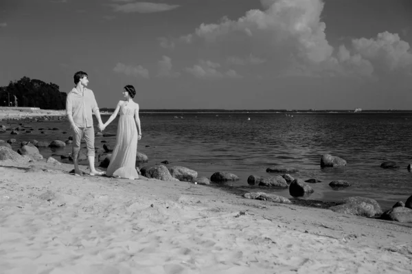 Pár v lásce, jít na pláž — Stock fotografie