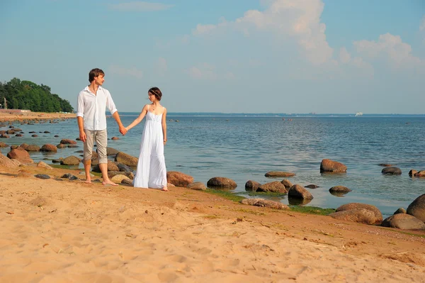 A szerelemben, megy a strand pár — Stock Fotó