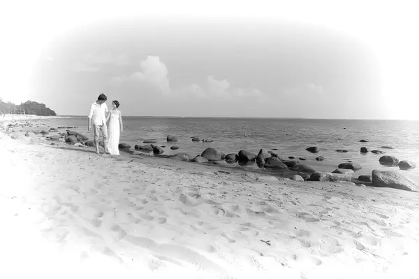 Casal apaixonado indo para a praia — Fotografia de Stock