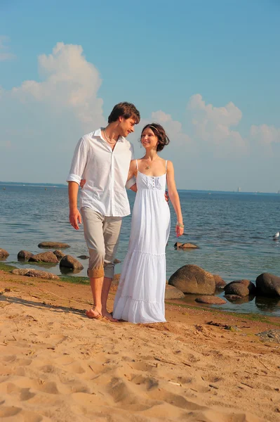 Par i kärlek kommer till stranden — Stockfoto